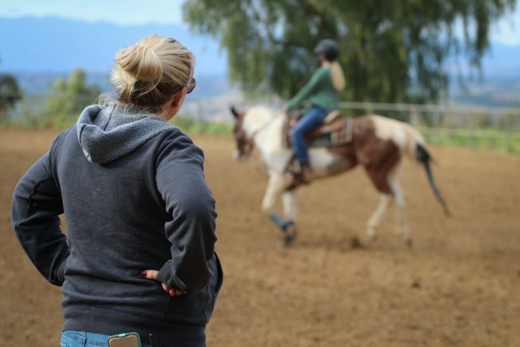 fjällstallet mamma ser på dotter som rider